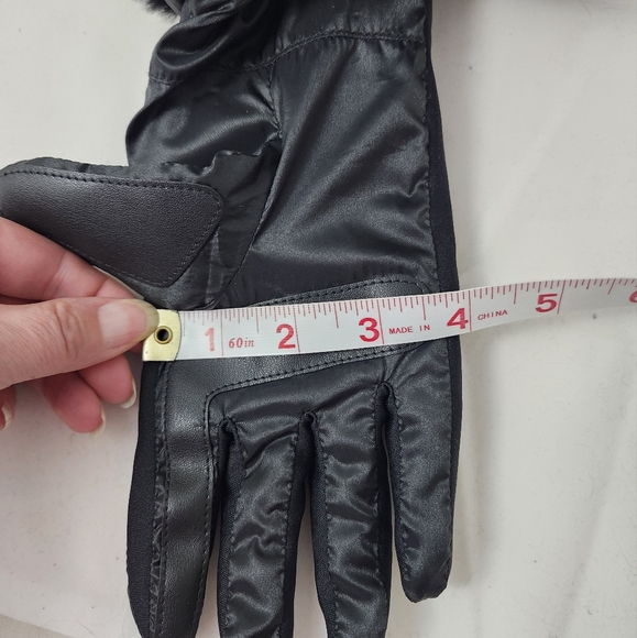 Isotoner Sleek Heat Women's Black Glove L/XL - Picture 10 of 12